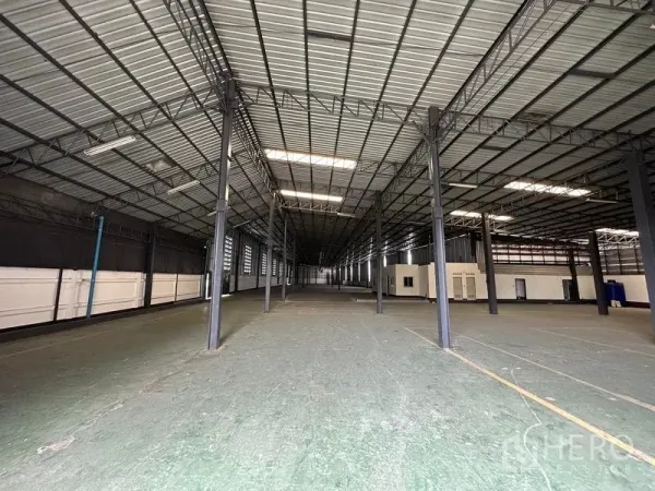 Warehouse for rent in Khan Na Yao, Bangkok - Expansive high‑ceiling warehouse interior with steel columns, skylights and a wide open floor.