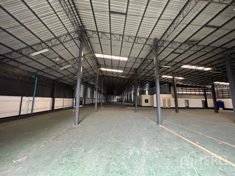 Warehouse for rent in Khan Na Yao, Bangkok - Expansive high‑ceiling warehouse interior with steel columns, skylights and a wide open floor.