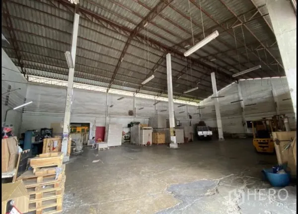 คลังสินค้า ให้เช่าในBang Khun Thian, Bangkok - ภายในโกดังโล่ง เพดานโครงเหล็กสูง พื้นคอนกรีต และไฟฟลูออเรสเซนต์พร้อมใช้งาน