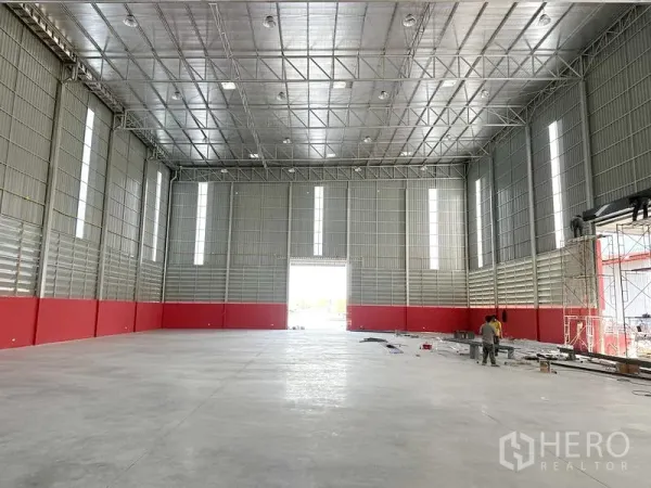 货栈 出租在Khlong Luang, Pathum Thani - 仓库内部朝向装卸门，高位照明，宽阔空间适合布置货架与分拣区。