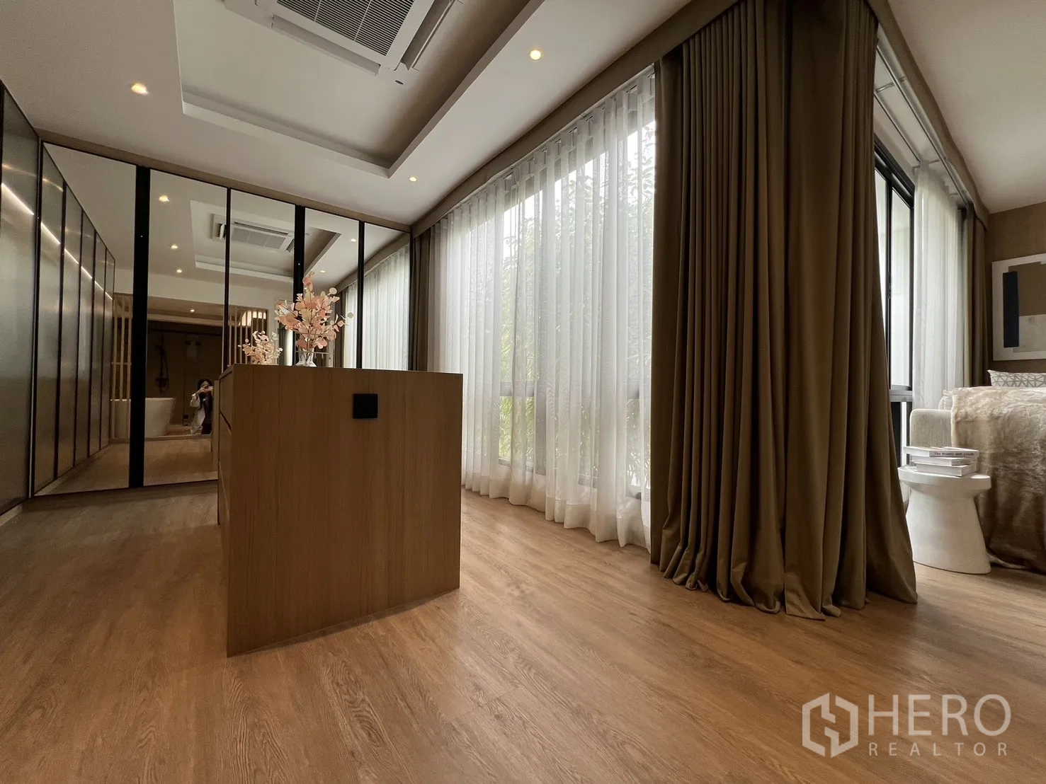 ทาวน์เฮาส์ ขายในWatthana, Bangkok - โถงแต่งตัวยาว มีกระจกเงาและผ้าม่านโปร่ง