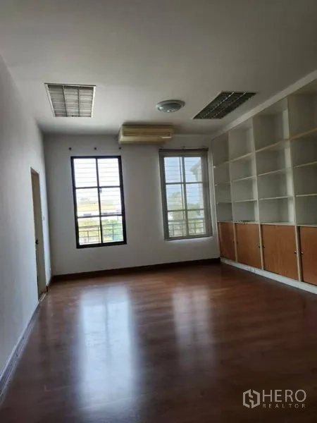 联排别墅 出租或出售在Wang Thonglang, Bangkok - 宽敞房间，双窗、木地板与整面墙柜。