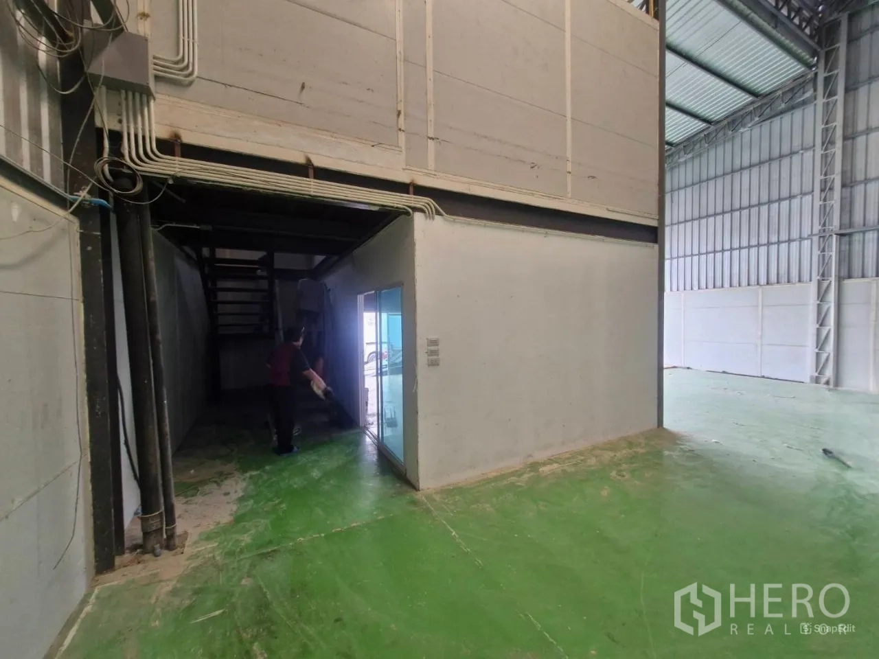 货栈 出租在Thung Khru, Bangkok - 夹层下方的走廊和通向仓库的玻璃门