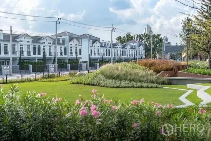 联排别墅 出租在Prawet, Bangkok - 景观花园与一排现代联排别墅，位于曼谷帕拉威区。
