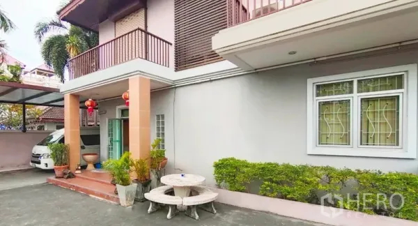 带办公室的家 出租在Huai Khwang, Bangkok - 前廊与车道，摆放绿植与石桌，旁侧为有顶停车位