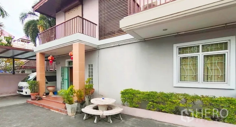 带办公室的家 出租在Huai Khwang, Bangkok - 前廊与车道，摆放绿植与石桌，旁侧为有顶停车位