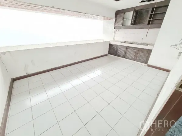 อาคารพาณิชย์ ให้เช่าในBang Na, Bangkok - ส่วนแพนทรีพร้อมเคาน์เตอร์รูปตัวแอล ตู้แขวน และพื้นกระเบื้อง พร้อมปรับปรุงใช้งาน