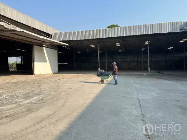 Factory for rent in Samut Prakan - Large factory yard with concrete surface and wide covered loading bays.