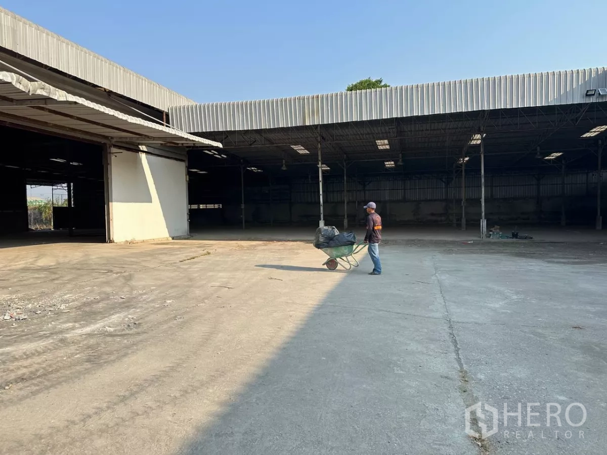 Factory for rent in Samut Prakan - Large factory yard with concrete surface and wide covered loading bays.