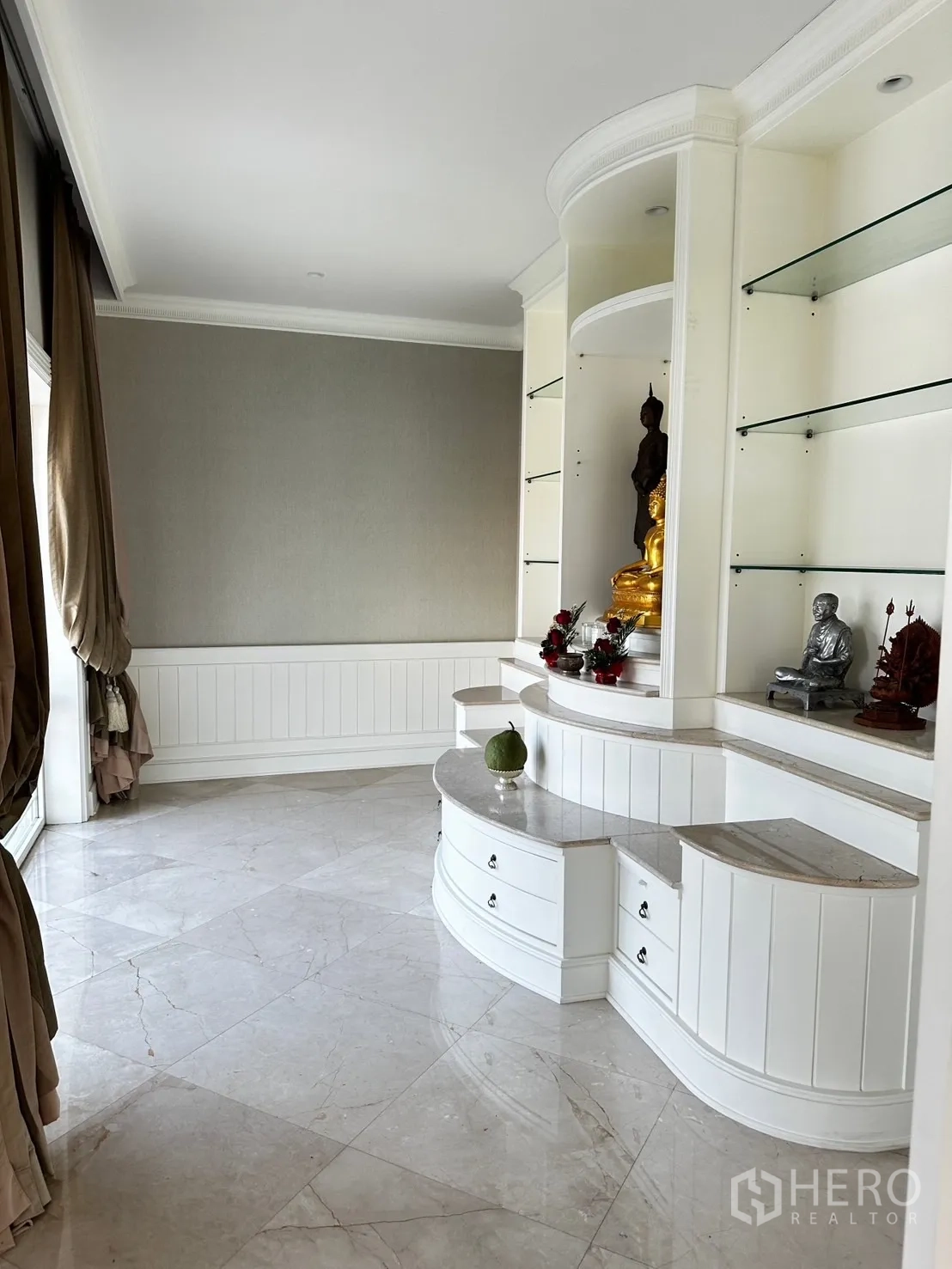 Detached House for rent in Chatuchak, Bangkok - Prayer or meditation room with built-in white altar shelves and marble floor.