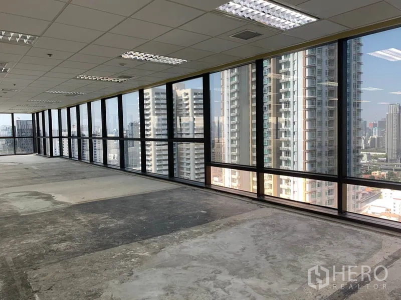สำนักงาน ให้เช่าในRatchathewi, Bangkok - มุมห้องทำงานผนังกระจกยาว ให้วิวตึกสูงแบบพาโนรามา