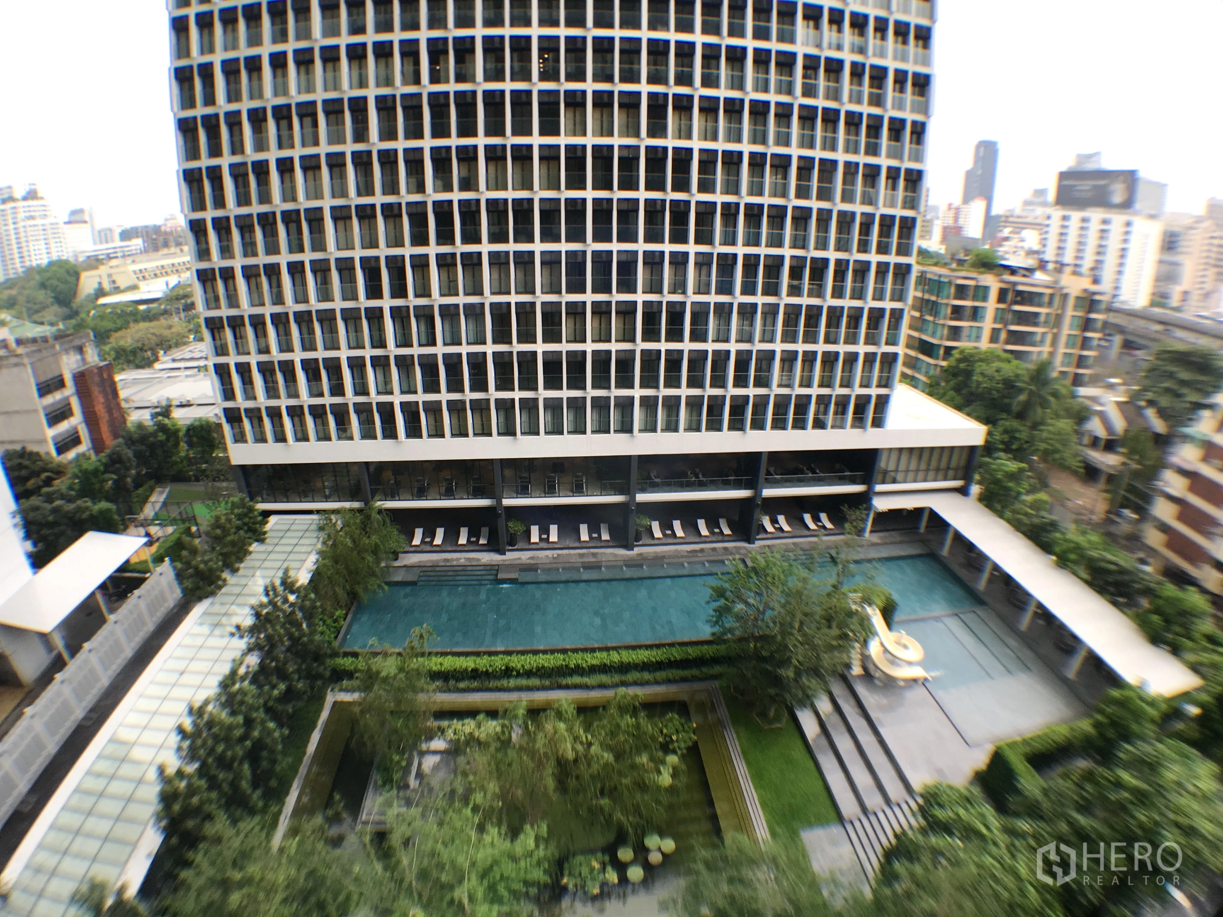 公寓 出租在Pathum Wan, Bangkok - 高层视野俯瞰园林泳池与城市天际线。