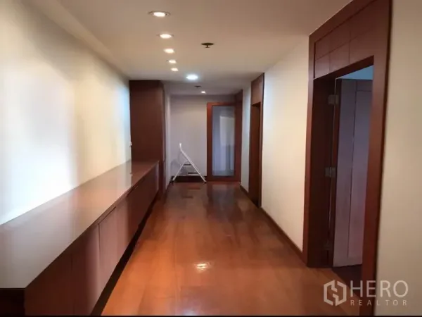 คอนโด ให้เช่าหรือขายในWatthana, Bangkok - โถงทางเดินยาว มีตู้บิลท์อินและไฟดาวน์ไลท์