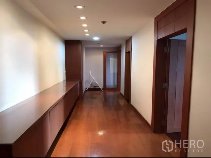 คอนโด ให้เช่าหรือขายในWatthana, Bangkok - โถงทางเดินยาว มีตู้บิลท์อินและไฟดาวน์ไลท์