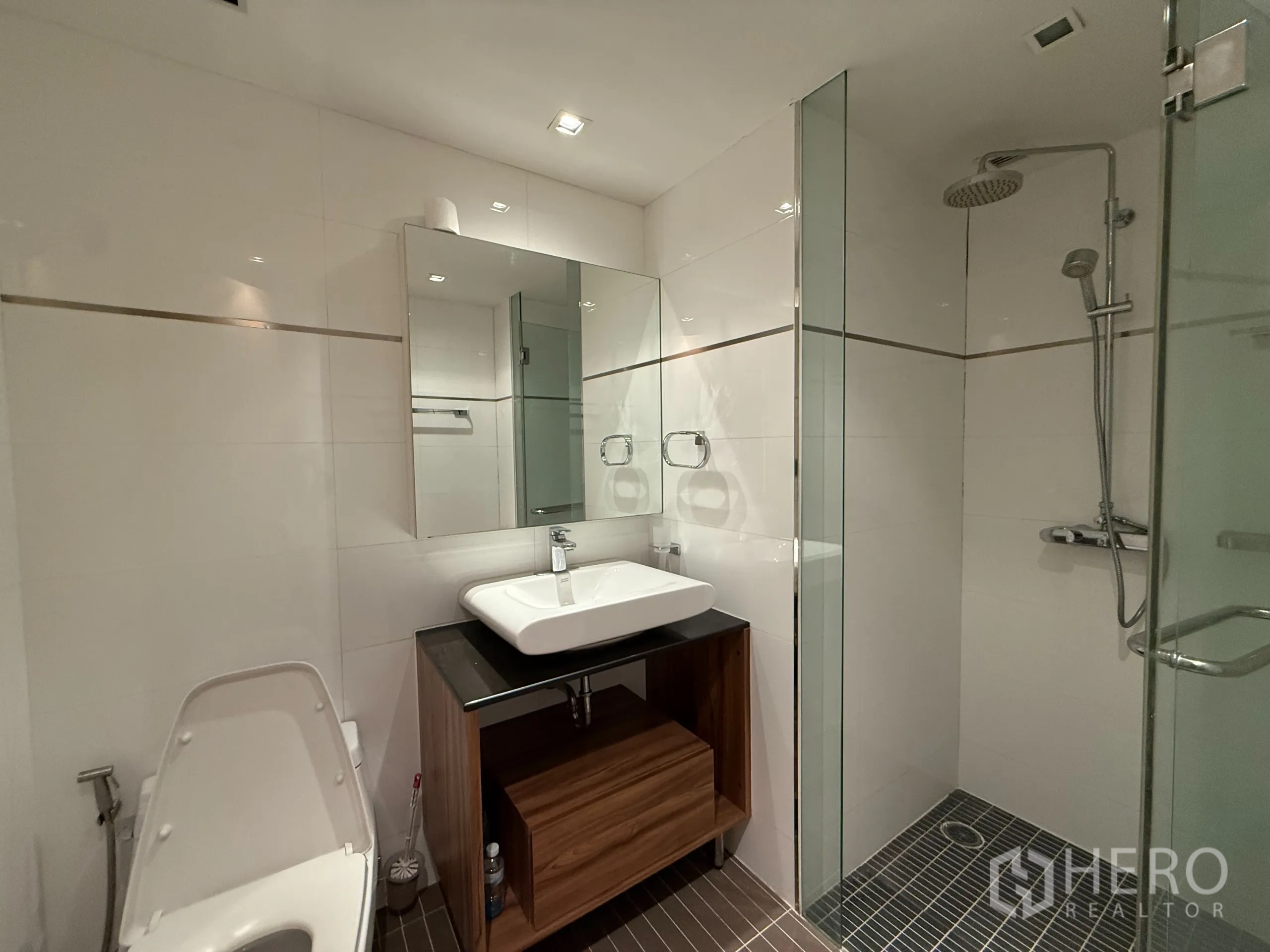 Condominium for rent in Phaya Thai, Bangkok - Bright bathroom with walk‑in glass shower and modern vanity.