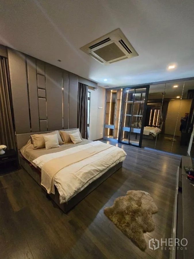 บ้าน ให้เช่าหรือขายในBang Phli, Samut Prakan - ห้องนอนใหญ่ เตียงคิง ผนังตกแต่ง และวอล์กอินคลอเซ็ตบานกระจก