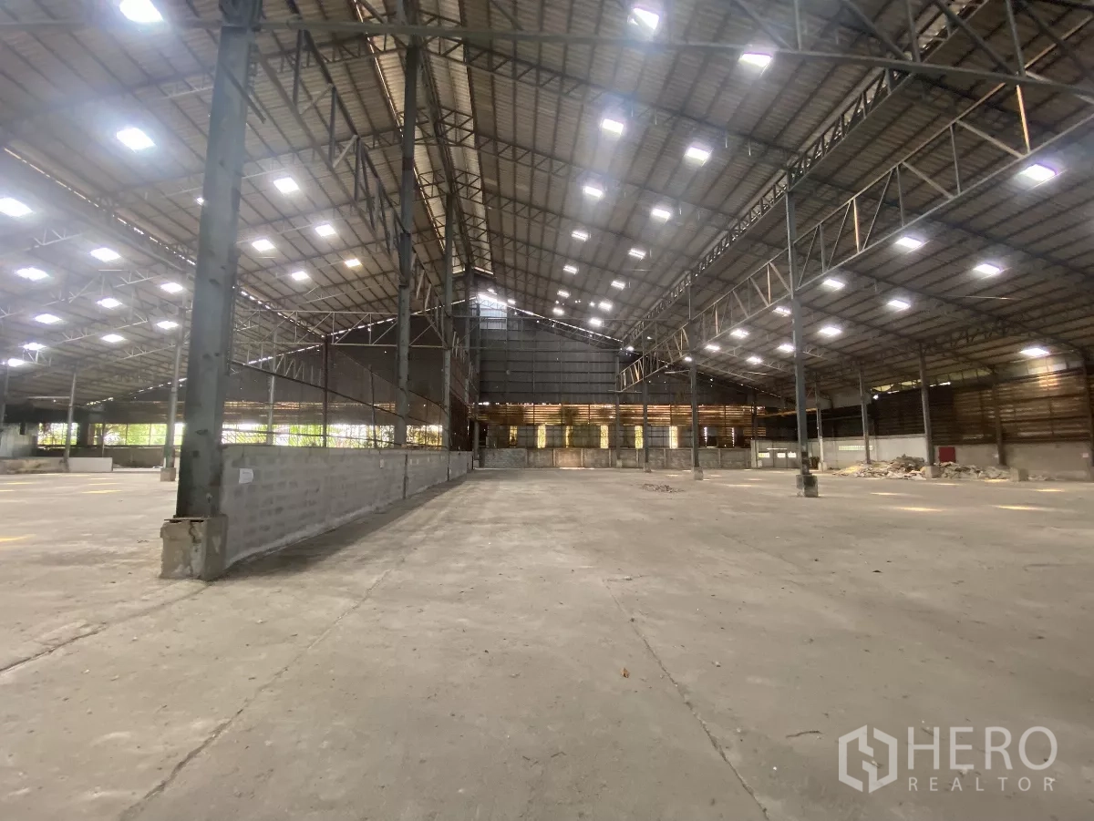 工厂 出租在Mueang Nakhon Pathom, Nakhon Pathom - 宽阔生产区，LED照明充足，侧墙通风百叶。