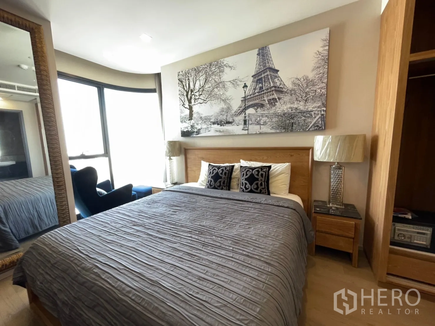 คอนโด for rent in Watthana, Bangkok - ห้องนอนมีภาพตกแต่งเหนือเตียง ตู้เสื้อผ้า และตู้เซฟบิลต์อิน