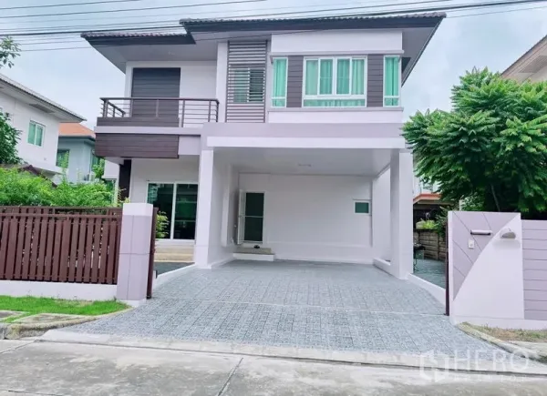 Detached House for rent in Prawet, Bangkok - Another view of the house frontage with gated driveway and covered carport.
