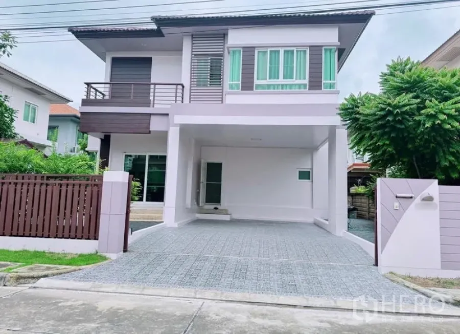บ้าน ให้เช่าในPrawet, Bangkok - มุมมองด้านหน้าบ้านอีกครั้ง พร้อมทางเข้าประตูและที่จอดรถในร่ม