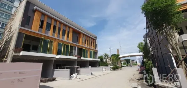 带办公室的家 出租在Prawet, Bangkok - 现代三层住家办公排屋，小区内宽阔通道。