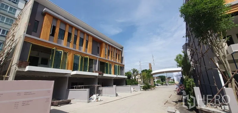 带办公室的家 出租在Prawet, Bangkok - 现代三层住家办公排屋，小区内宽阔通道。