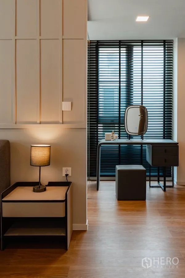 Detached House for rent in Saphan Sung, Bangkok - Dressing corner with window blinds, vanity table and bedside lamp.