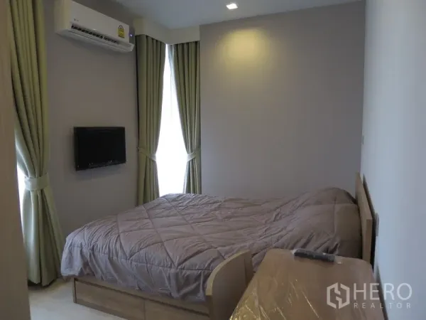 คอนโด ให้เช่าในWatthana, Bangkok - ห้องนอนพร้อมเตียงคู่ ทีวีติดผนัง เครื่องปรับอากาศ และหน้าต่างเต็มบานพร้อมผ้าม่าน