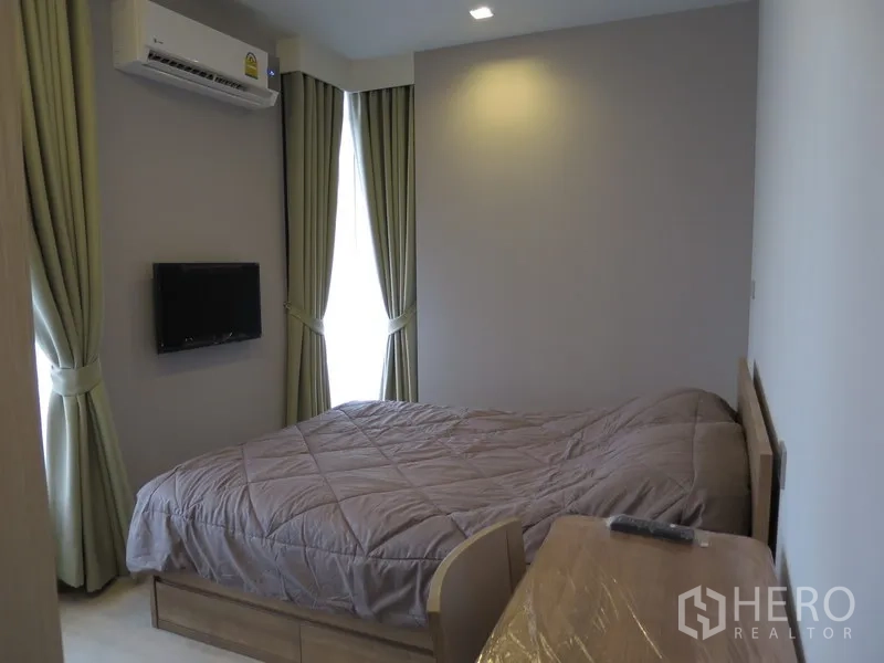 คอนโด ให้เช่าในWatthana, Bangkok - ห้องนอนพร้อมเตียงคู่ ทีวีติดผนัง เครื่องปรับอากาศ และหน้าต่างเต็มบานพร้อมผ้าม่าน