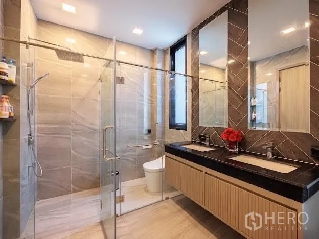บ้าน ขายในPrawet, Bangkok - ห้องน้ำหรู มีตู้กระจกกั้นอาบน้ำแบบเรนชาวเวอร์ และอ่างล้างหน้าแบบคู่