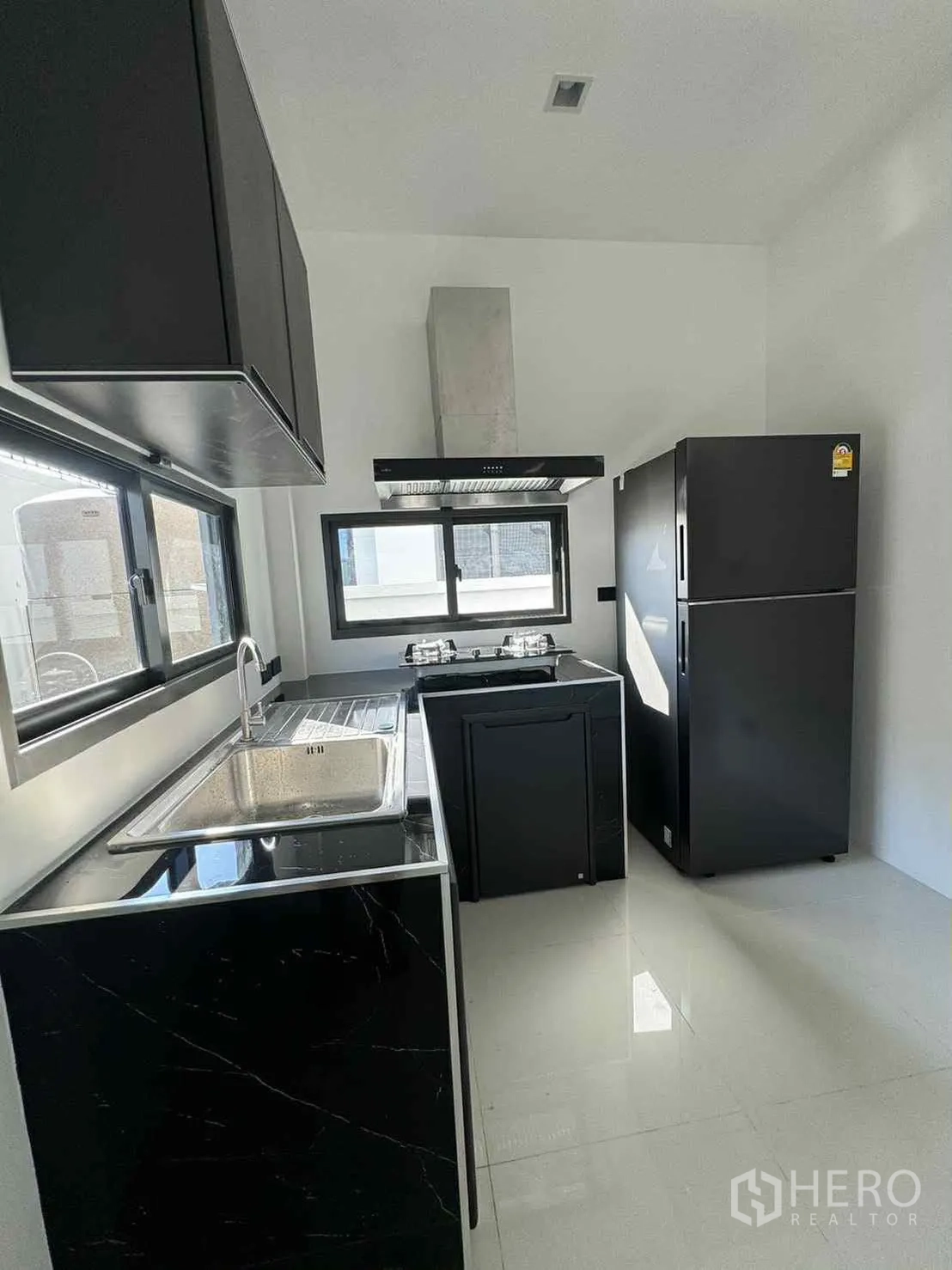 บ้านเดี่ยว for rent in Bang Phli, Samut Prakan - ห้องครัวแยกสไตล์โมเดิร์น ตู้สีดำ เตาแก๊ส เครื่องดูดควัน อ่างล้างจาน และตู้เย็น.