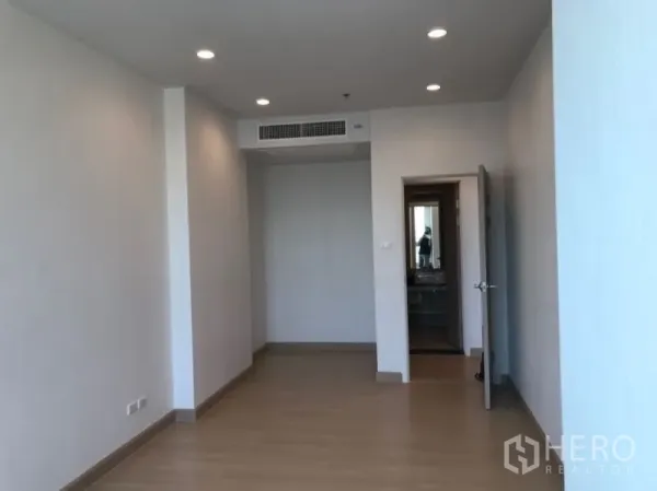 公寓 出售在Yan Nawa, Bangkok - 走廊配有筒灯与中央空调出风口，通向现代化浴室。