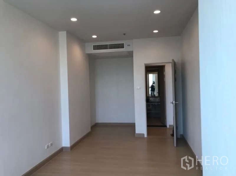 公寓 出售在Yan Nawa, Bangkok - 走廊配有筒灯与中央空调出风口，通向现代化浴室。
