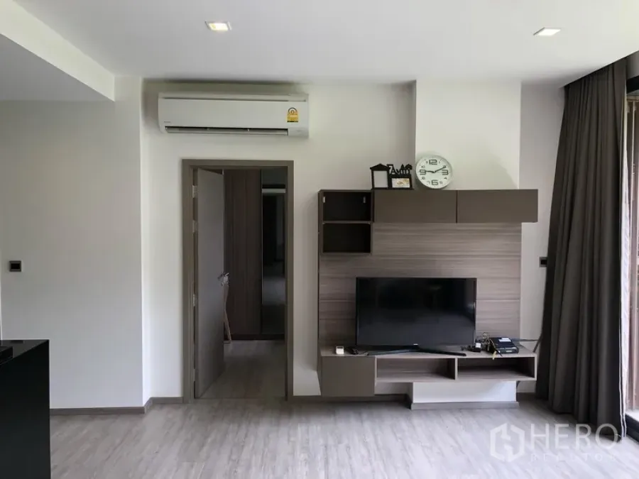 คอนโด ให้เช่าในWatthana, Bangkok - ห้องนั่งเล่นสไตล์โมเดิร์นที่ Mori Haus พร้อมชั้นทีวีบิวท์อิน แอร์ และประตูกระจกออกสู่ระเบียง
