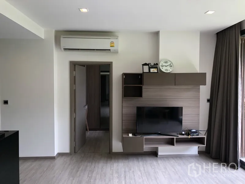 คอนโด ให้เช่าในWatthana, Bangkok - ห้องนั่งเล่นสไตล์โมเดิร์นที่ Mori Haus พร้อมชั้นทีวีบิวท์อิน แอร์ และประตูกระจกออกสู่ระเบียง