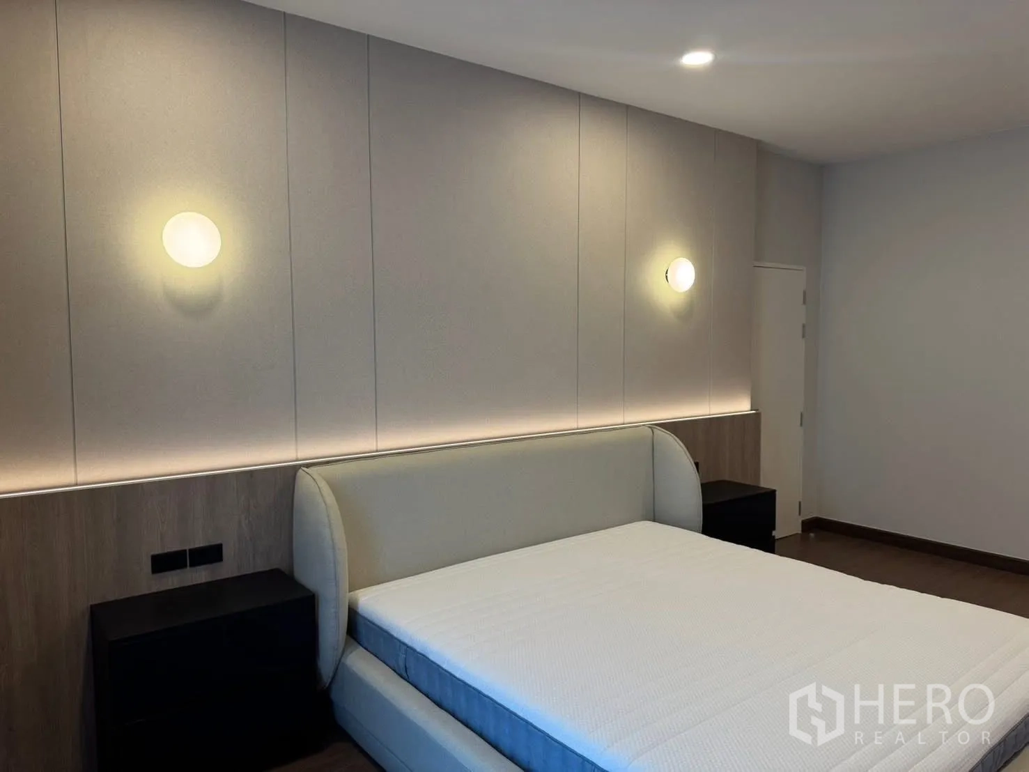 Detached House for rent in Bang Phli, Samut Prakan - Bedroom feature wall with soft lighting and upholstered bed.