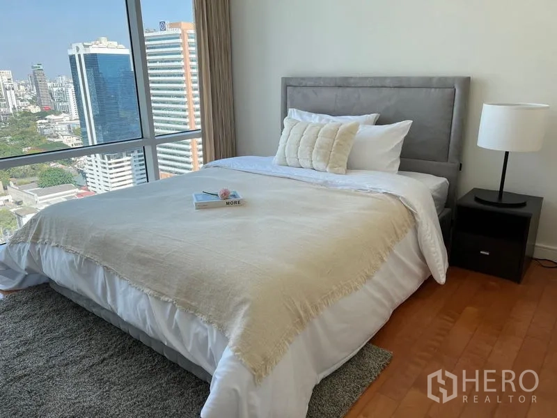 คอนโด ให้เช่าในWatthana, Bangkok - ห้องนอนที่สอง เตียงคู่ หน้าต่างมุมกว้างพร้อมวิวเมือง