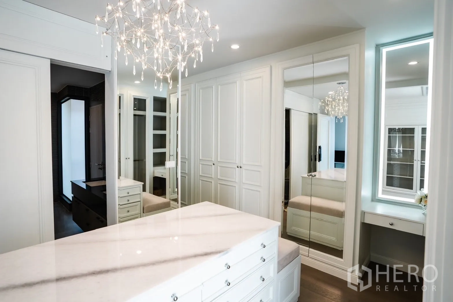 Detached House for rent or sale in Bang Kapi, Bangkok - Spacious dressing room with full‑height wardrobes, vanity and wall mirrors.