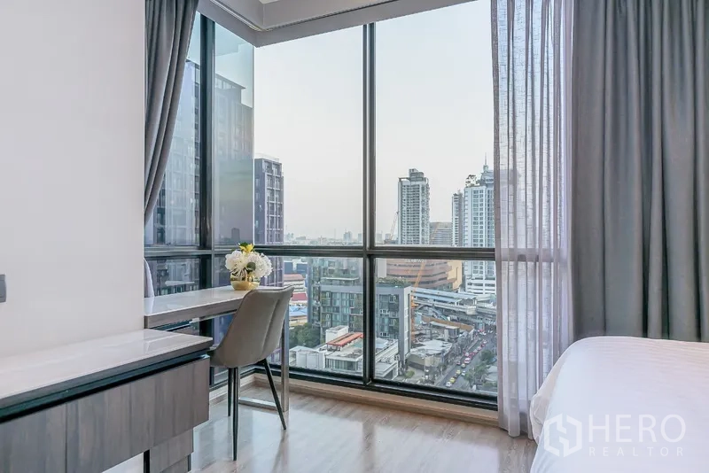 คอนโด ให้เช่าในWatthana, Bangkok - มุมทำงานติดหน้าต่างกระจกเข้ามุม มองเห็นวิวเอกมัย