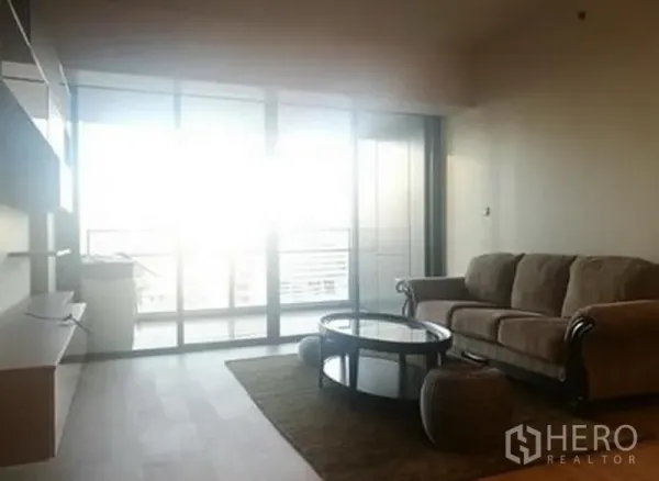 คอนโด ขายในSathon, Bangkok - ห้องนั่งเล่นสว่าง โซฟา โต๊ะกลาง กระจกเต็มผนังเปิดสู่ระเบียงวิวเมือง