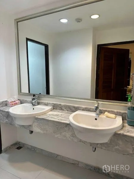 带办公室的家 出租在Wang Thonglang, Bangkok - 明亮卫浴，双洗手盆搭配大镜与大理石台面
