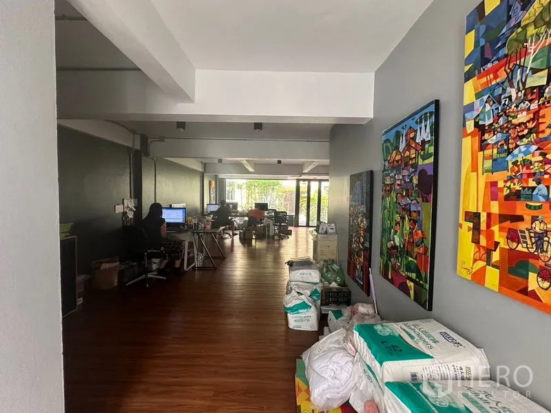带办公室的家 出租在Sathon, Bangkok - 走廊悬挂彩色画作，通向大型开放式办公室。