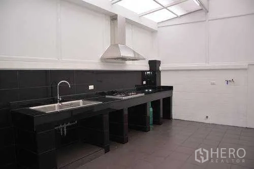 带办公室的家 出租在Wang Thonglang, Bangkok - 封闭式泰式厨房，燃气灶台、不锈钢水槽与大功率油烟机，采光顶，位于王通朗区。