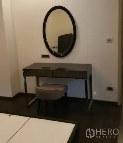 公寓 出租或出售在Watthana, Bangkok - 卧室一角配简约梳妆台与圆形墙镜。