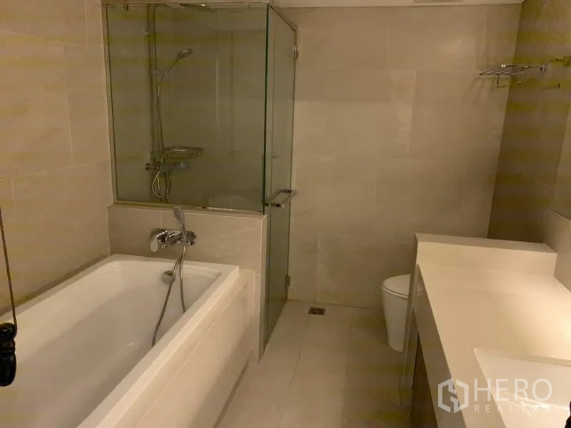 คอนโด ให้เช่าในSathon, Bangkok - ห้องน้ำโมเดิร์นพร้อมอ่างอาบน้ำ ฝักบัวตู้กระจก และเคาน์เตอร์ยาว