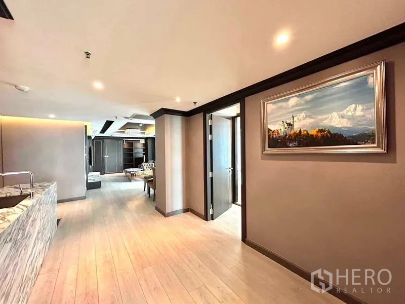 公寓 出售在Watthana, Bangkok - 宽阔走廊，木地板、大理石吧台及装饰画。