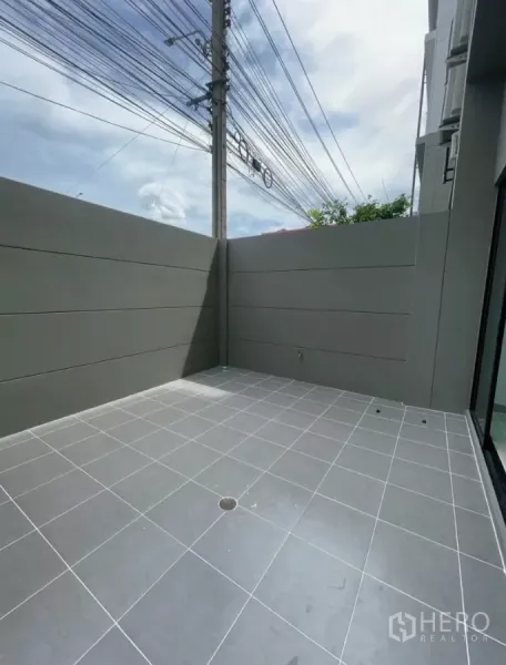 带办公室的家 出租在Bueng Kum, Bangkok - 私密的户外瓷砖露台，四周高墙，紧邻室内空间。