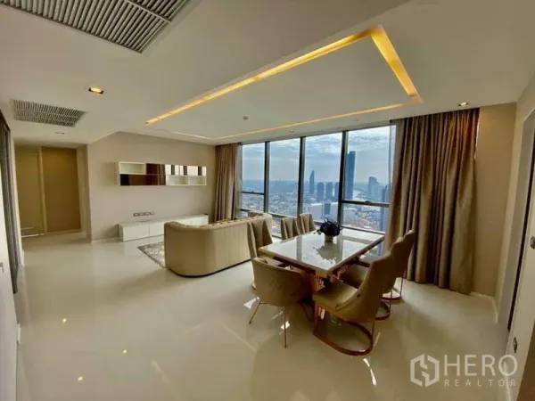 公寓 出租在Sathon, Bangkok - 客餐厅一体，大幅窗户呈现全景天际线。