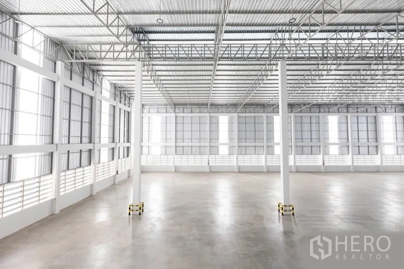 Warehouse for rent in Bang Bo, Samut Prakan - High-clearance warehouse space with steel trusses, ventilated walls and natural daylight.