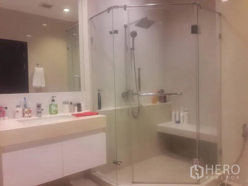 Townhouse for rent or sale in Chatuchak, Bangkok - Contemporary bathroom featuring glass shower enclosure with rain shower.